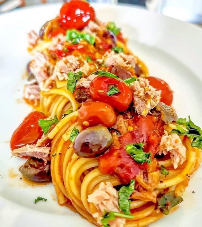 SPAGHETTI WITH TUNA, OLIVES AND FRESH TOMATOES!
